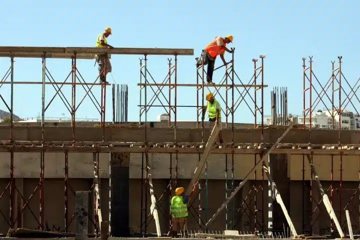 Πόσο Κοστίζει η Ανέγερση ενός Σπιτιού 100τμ: Αναλυτική Καθοδήγηση για τον Προϋπολογισμό και τα Στάδια Κατασκευής