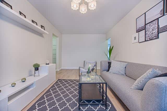 βάψιμο σαλονιού με μοντέρνα χρώματα και διχρωμία τοίχων